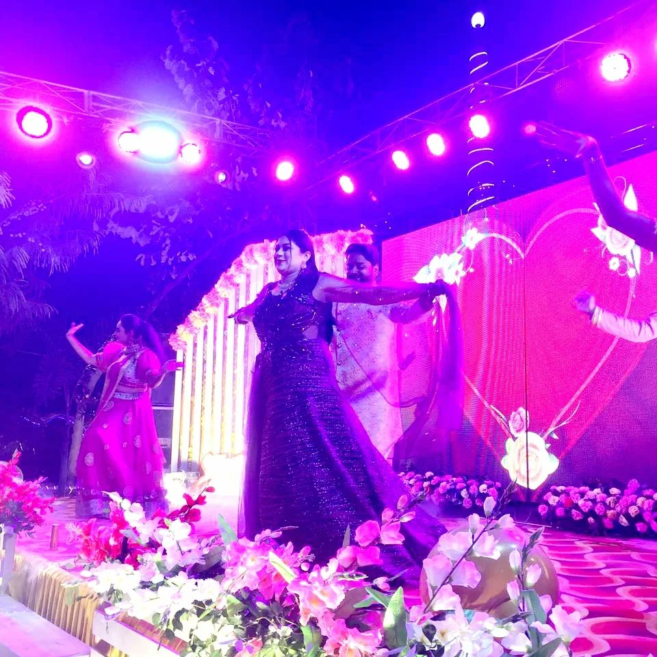 MiniSGautam's tweet photo. ✨💃🕺💃🕺✨

My childhood bestie Suprita's sister Surbhi's Sangeet Celebration @bodhgaya__city 

#sangeet #sangeetnight #sangeetdance #sangeetoutfits #dance #dancechallenge #fun #funnight #funnightwithfriends #bodhgaya #gaya #minisiddharthagautam #suryarthsiddharthagautam https://t.co/h4Pw3VLBbD