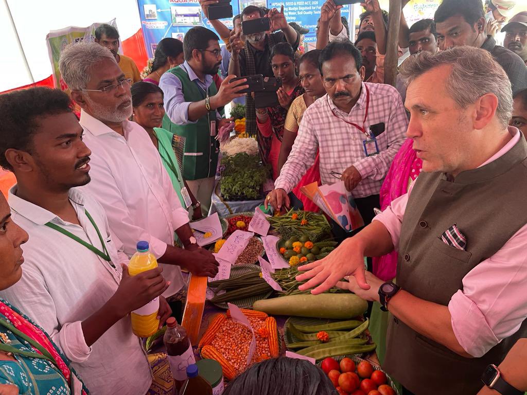 UKinHyderabad's tweet photo. Made my first visit to a Rythu Bharosa Kendra (#RBK) near #Vijayawada to see how the Govt. of AP is supporting the livelihood of farmers and the economic growth in rural areas. 

Impressed by the work done by these centres. 

#UKInAndhraPradesh https://t.co/Y7rLn65WO9