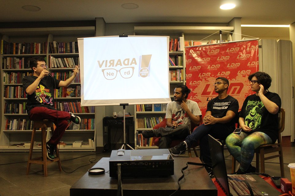 RaphaelMaiffre's tweet photo. Ontem teve o primeiro dia do #ViradaNerd em Salvador e foi fantástico!

Tivemos bate-papo sobre o cenário nacional de eventos, cultura cosplay, conhecemos um pouco sobre o gibi "Estados Unidos da África" e teve o #DiaDoQuadrinhoGrátis.

E hoje tem mais! https://t.co/nNXH37XU4n