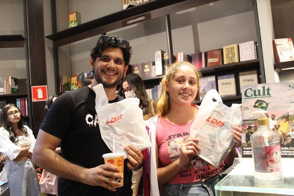 RaphaelMaiffre's tweet photo. Ontem teve o primeiro dia do #ViradaNerd em Salvador e foi fantástico!

Tivemos bate-papo sobre o cenário nacional de eventos, cultura cosplay, conhecemos um pouco sobre o gibi "Estados Unidos da África" e teve o #DiaDoQuadrinhoGrátis.

E hoje tem mais! https://t.co/nNXH37XU4n