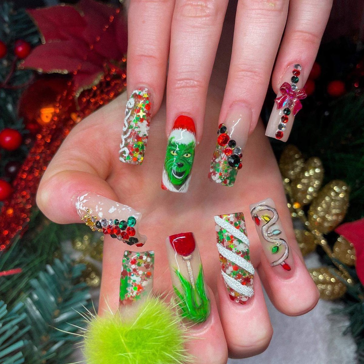 .the way i literally have my dream Christmas nails rn 😩😍 #nails #nailart #christmasnails #thegrinch #Christmas 

artist’s instagram linked below 👇🏻 
instagram.com/_chickybeenail…