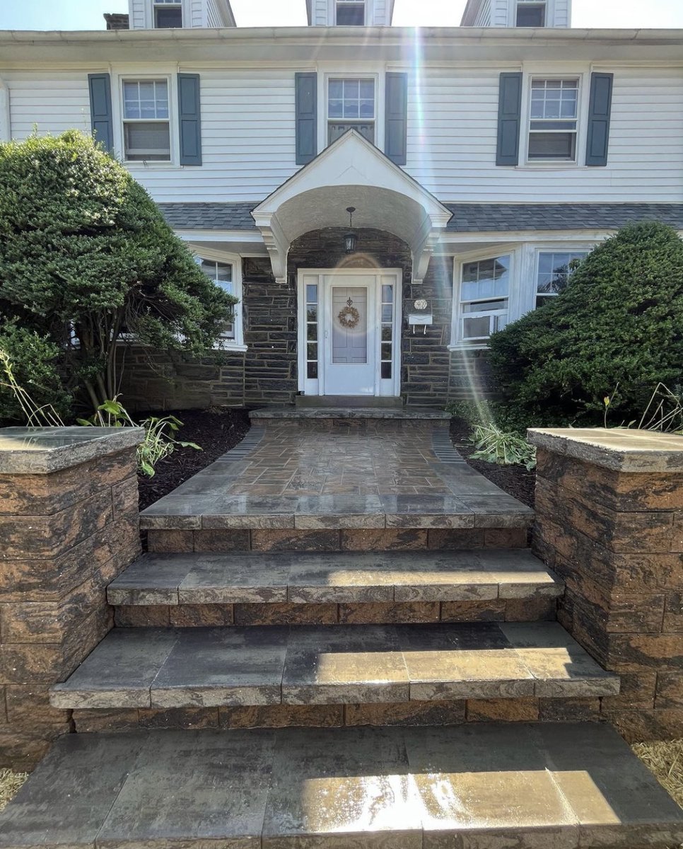 CambridgePavers's tweet photo. Beautiful front door and entryway by Eagle Green Construction for Standout Sunday! #cambridgepavers #standoutsunday #landscaping https://t.co/prcsxOJeI0