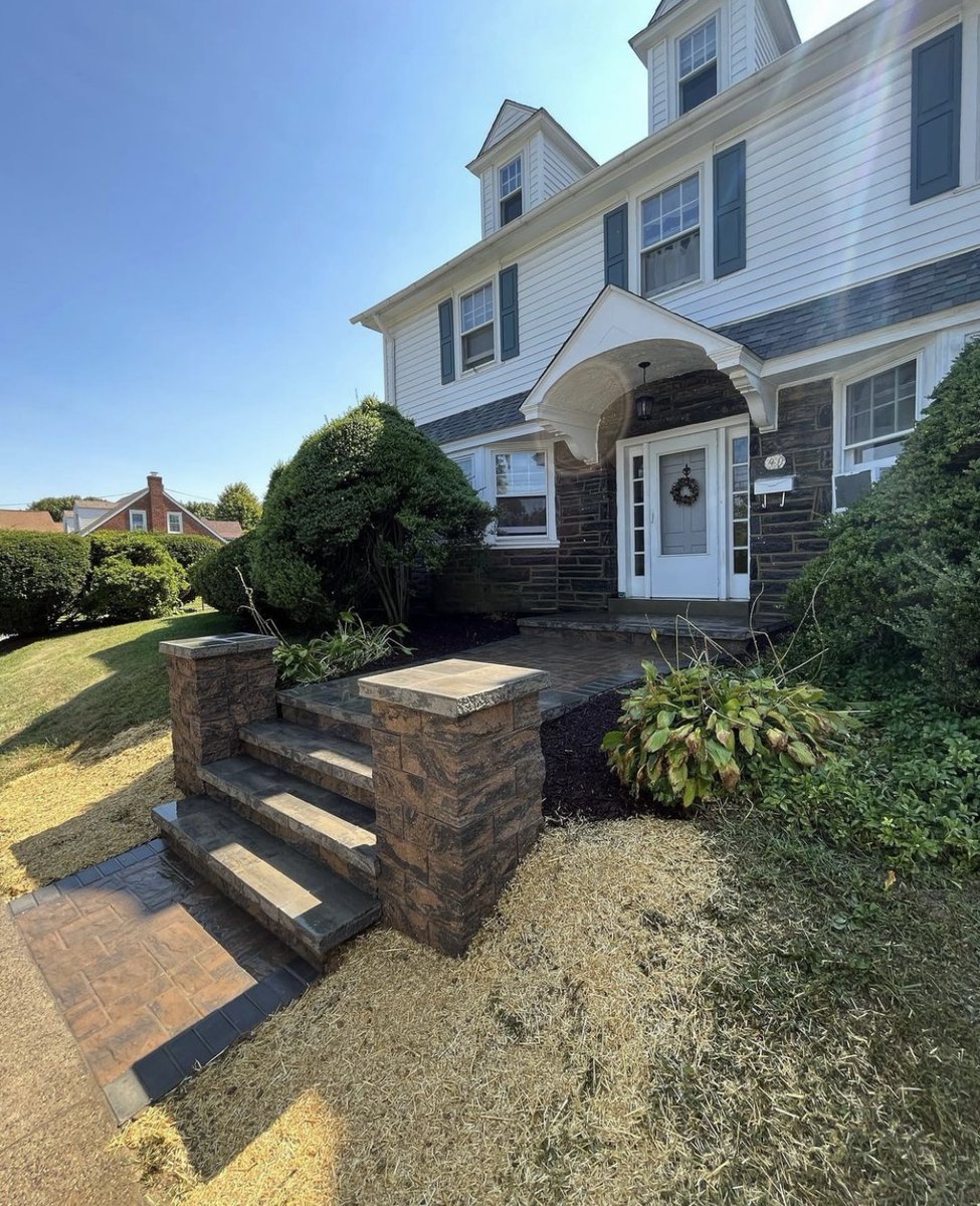 CambridgePavers's tweet photo. Beautiful front door and entryway by Eagle Green Construction for Standout Sunday! #cambridgepavers #standoutsunday #landscaping https://t.co/prcsxOJeI0