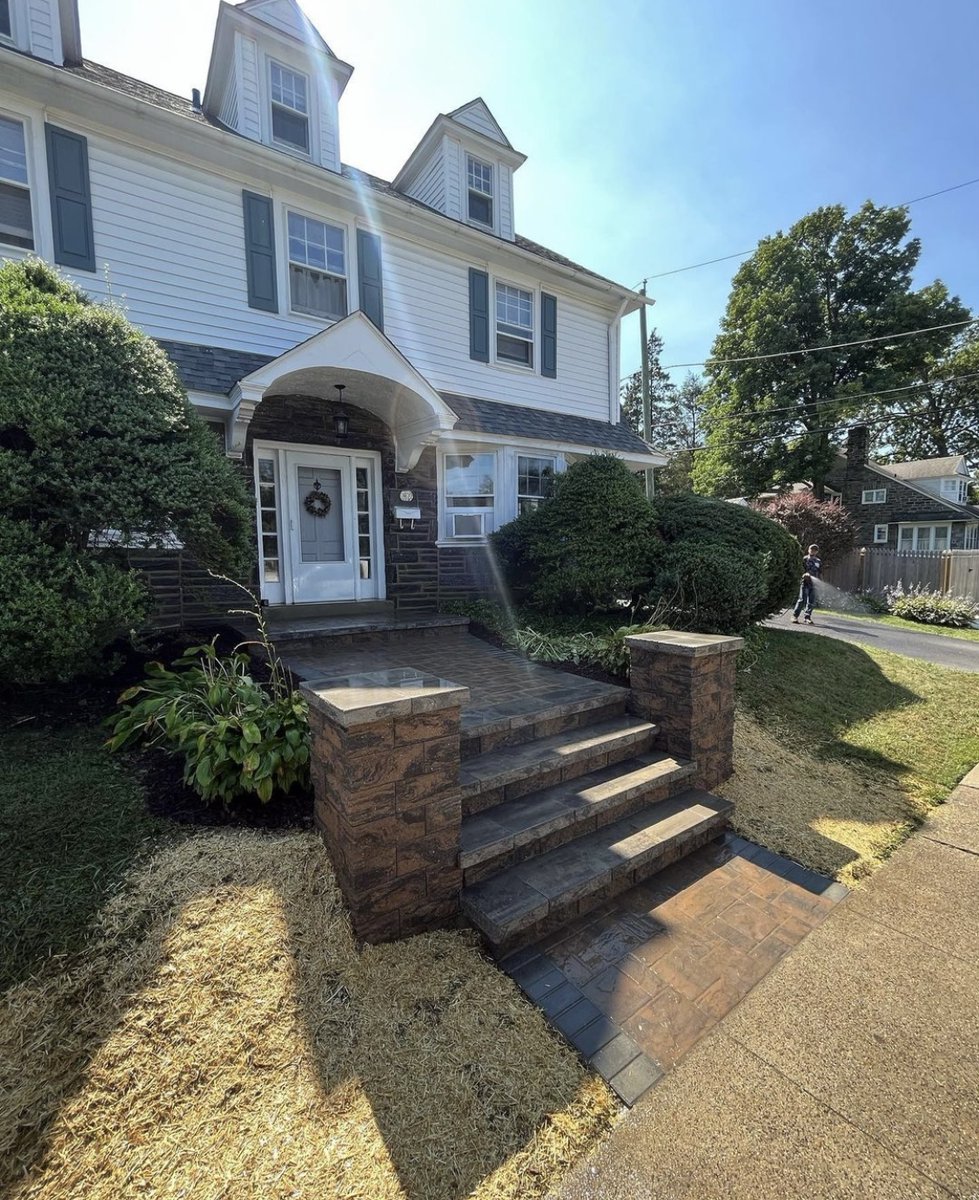 CambridgePavers's tweet photo. Beautiful front door and entryway by Eagle Green Construction for Standout Sunday! #cambridgepavers #standoutsunday #landscaping https://t.co/prcsxOJeI0