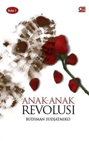 vita_AVP's tweet photo. 1 quotes yg paling berkesan dlm buku "Anak2Revolusi"nya Mas @budimandjatmiko adlh : "UJUNG TAKDIR SEPENUHNYA GELAP, NAMUN JALAN MENELUSURINYA SEPENUNYA ADLH SEBUAH JALAN TERANG" 
Sy tafsirkan sbg "nasib seseorang tak ada yg tahu, namun manusia bs mencapai nasib baik dgn upayanya. https://t.co/0yLQus8mBU