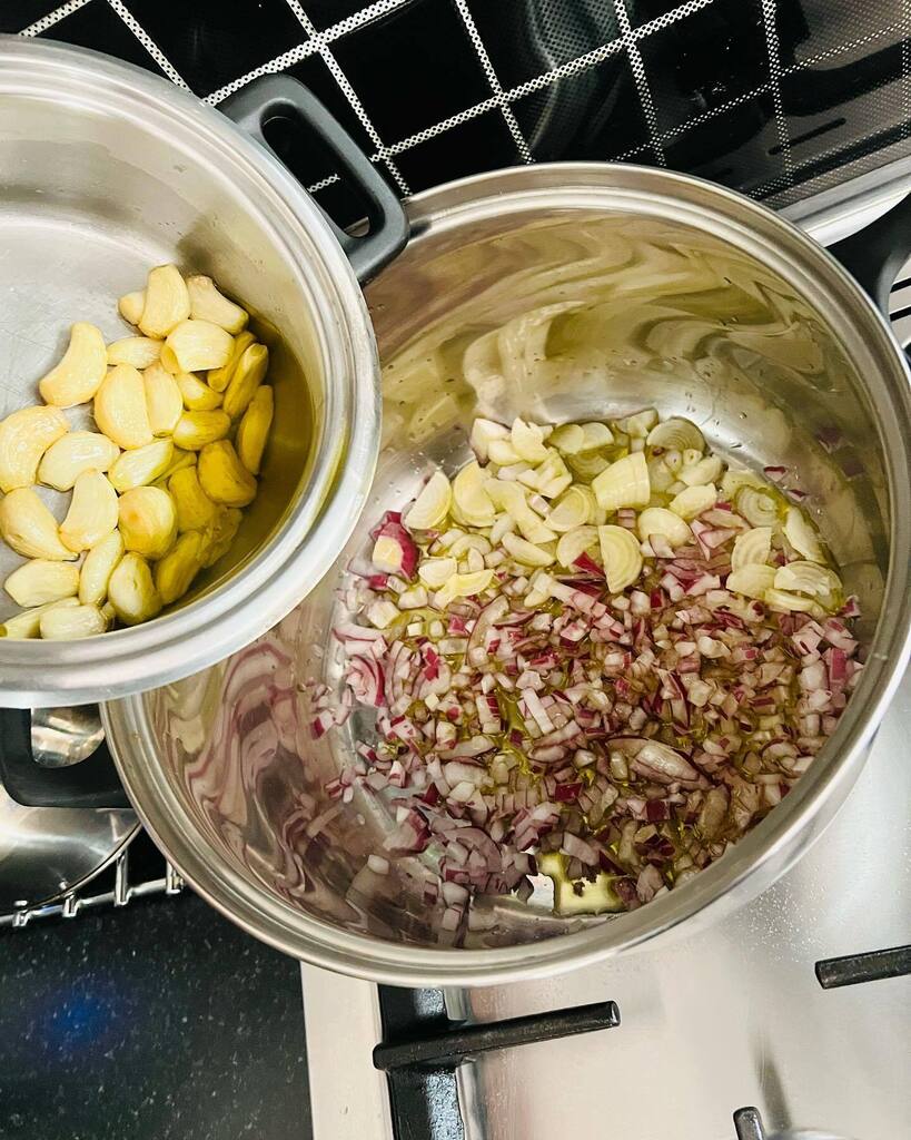 abzSUNOFMAN's tweet photo. First attempt at a #pineapple #jalapeño #hotsauce #vinaigrette with #garlic #charred #peppers and some dry #spices 

Next up: ferment https://t.co/iRa2ydBbE3 https://t.co/lcIptw5hak