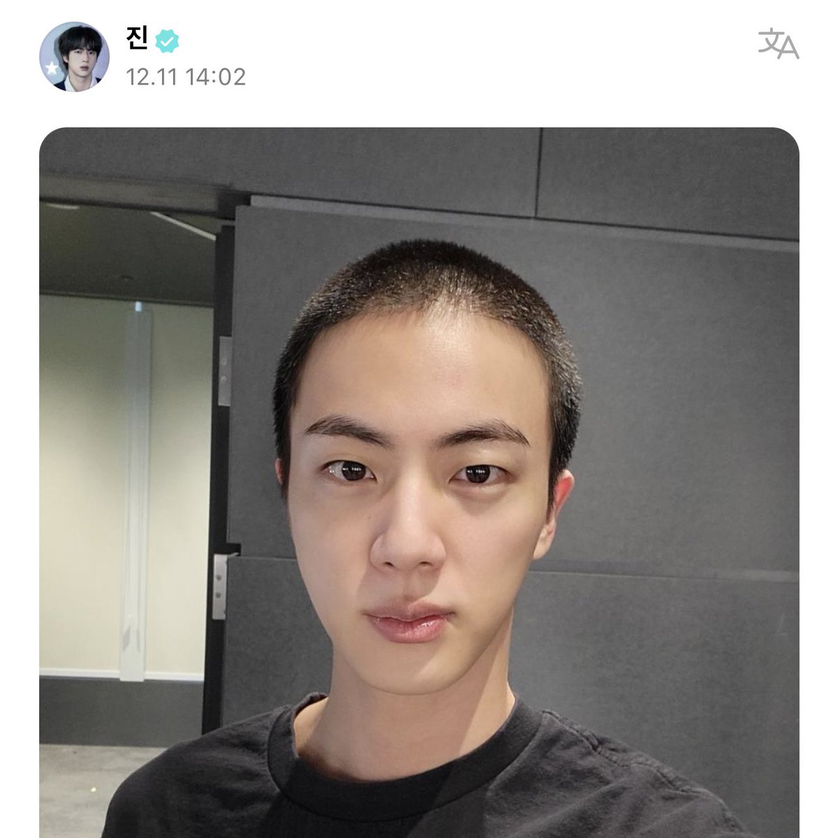 btsaresevennn's tweet photo. — JIN publicó una foto de su corte de cabello para el servicio militar en WEVERSE!

🐹 jejejejeje estoy más lindo de lo que pensaba https://t.co/4fU24GKRle