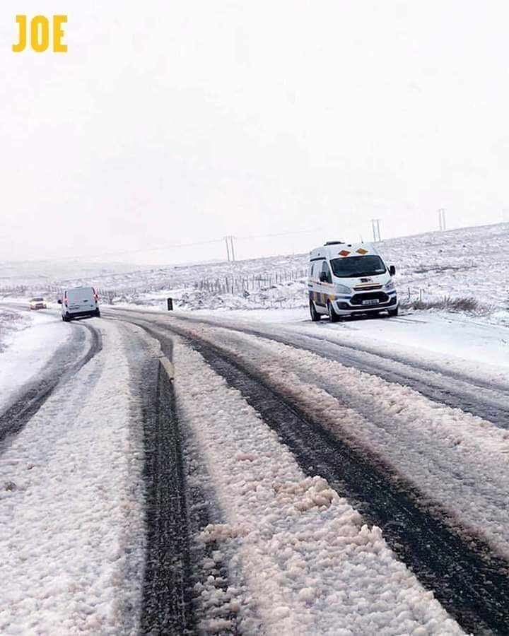 jaydmourinho's tweet photo. Only in #Ireland 
I hope this Muppet freezes his balls off!
#speedvan 
#Weather 
#snow 
#ice https://t.co/TUqhkopsSk
