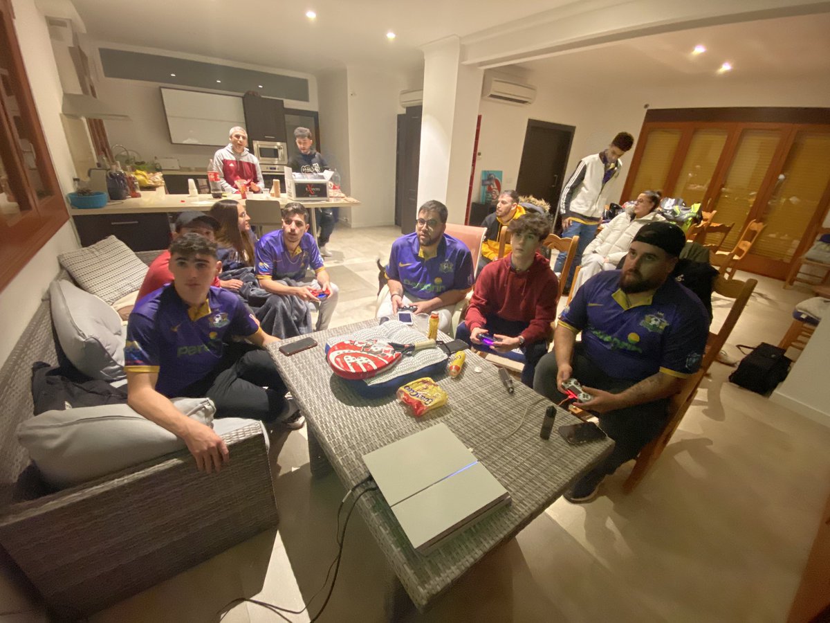 Ayer tuvo lugar la Convivencia de Peregrin eSports como ya es de costumbre todos los años. Se repartieron las camisetas oficiales del club y lo pasaron en grande. 🍺 

Más que un equipo, una familia.

Gracias a todos por venir, trabajaremos para cumplir los objetivos. 💚💜