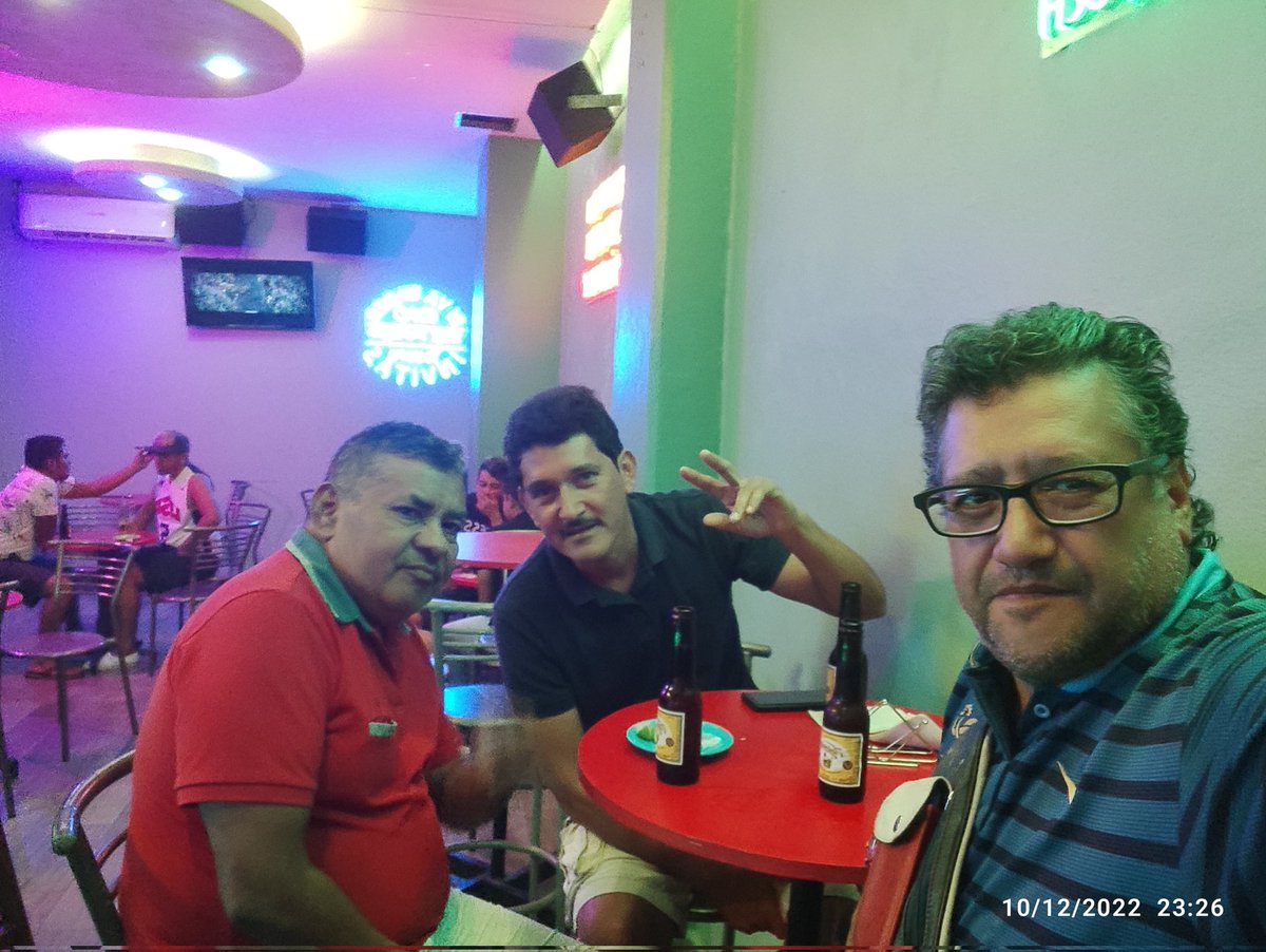 guscalis1's tweet photo. En el bar https://t.co/SCXCsZM9go
