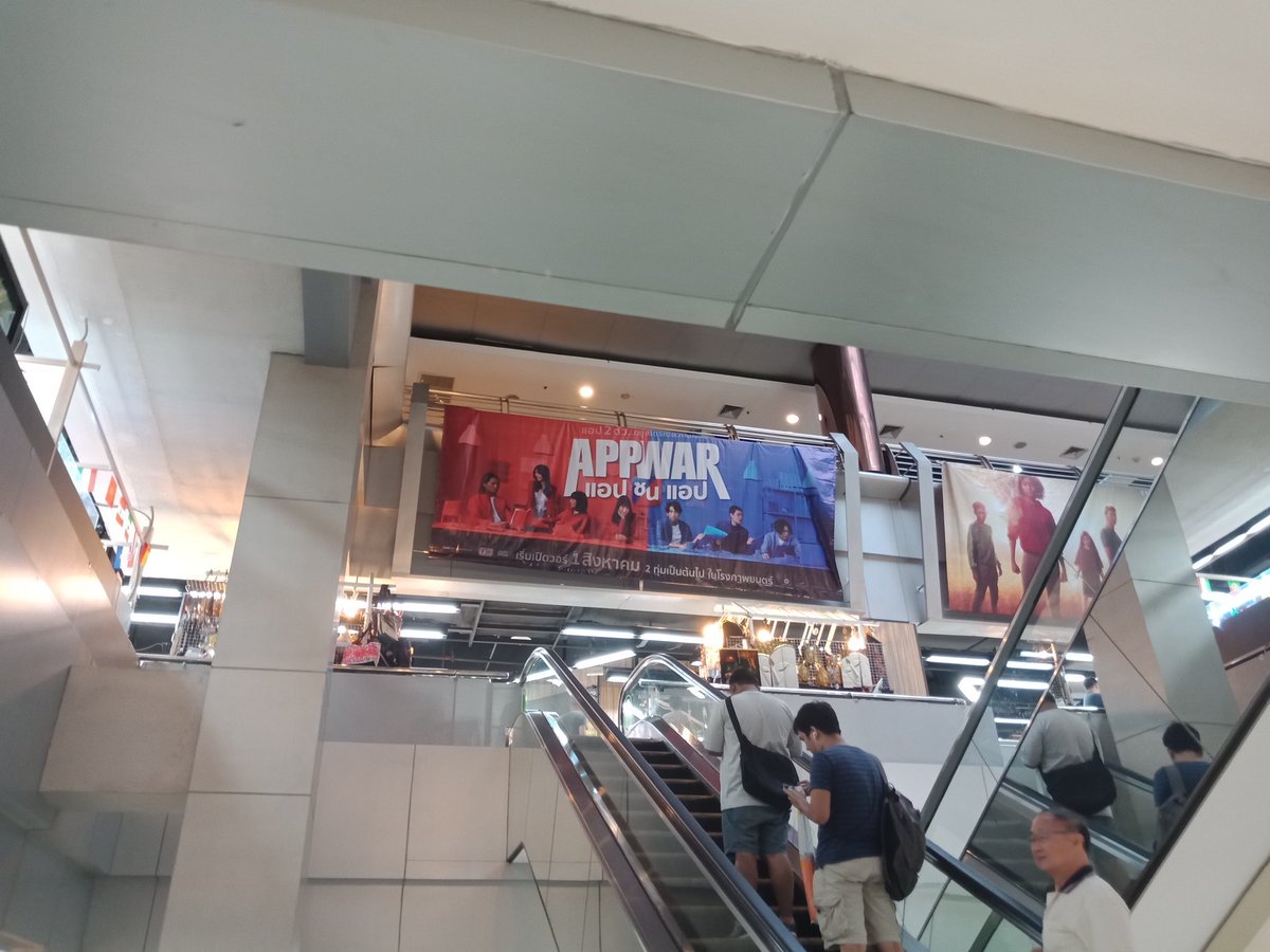 Kuroishi1003's tweet photo. Baru di 2018, ketika akun teamjuri udah jadi anak band, akhirnya scroll scroll timeline dan ngeliat beberapa foto Orn dan tweet promo #AppWar 

Kebetulan di Agustus nya, gw pertama kali ke Bangkok. Dan untuk pertama kali langsung liat promo AppWar dimana mana 😳 #MomentWithORN https://t.co/6WHHn6efO9