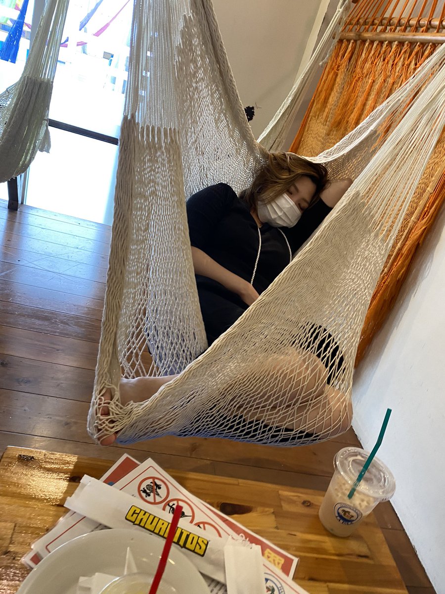 0725raitan's tweet photo. こないだの沖縄旅行✈️
ハンモックカフェとかおしゃれなお店入っちゃって🍹
まやは横でママのお腹の中に戻りたいよーママーとか言ってるし。足の指絡まってるし。巨乳は寝出すし。
あーたのしかった https://t.co/HXfrybIYz3