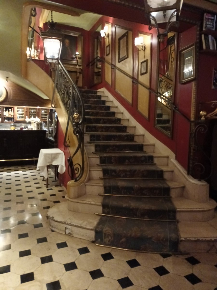 CozanetL's tweet photo. Le #Procope #Paris https://t.co/JlWgHjGVNx