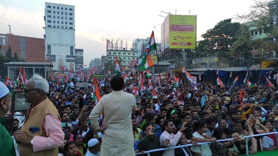 AitcShibpur's tweet photo. @BJP4India has PLUNGED SO LOW that they have hiked common man's daily necessities' price to line their filthy pockets.

Our people are only suffering.

To CONDEMN the MISRULE of BJP, our leaders held a protest rally in Howrah Sadar.

We received massive support from people 👇 https://t.co/UCADMsKrhj