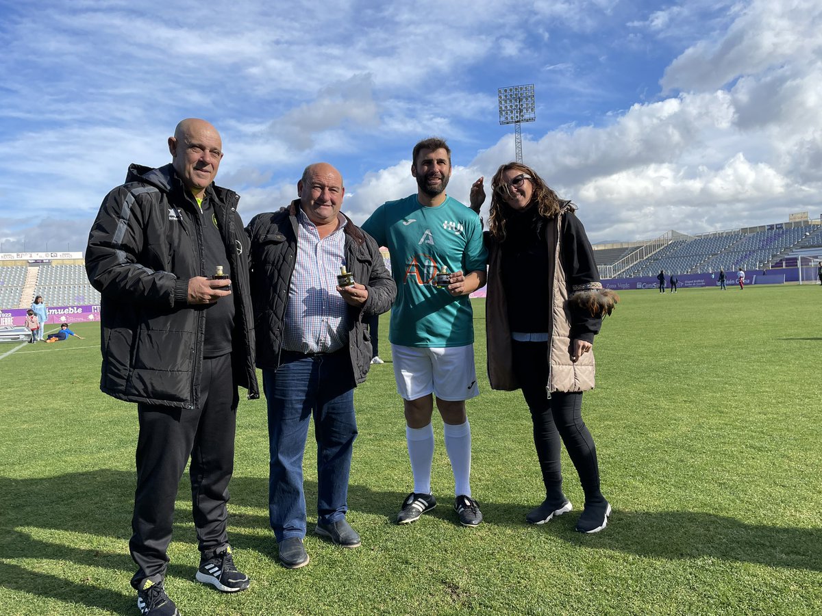 HospitalJaen's tweet photo. ⚽️ ¡Equipazo!

🥅🥼Profesionales del @HospitalJaen y veteranos del @RealJaenCF meten un #Golalcáncerinfantil en el 𝗜 𝗧𝗼𝗿𝗻𝗲𝗼 𝗡𝗮𝘃𝗶𝗱𝗮𝗱 𝗔𝗟𝗘𝗦

¡Juntos por una buena causa! @asociacionales 

#GolSolidario
#HUJsemueve https://t.co/T9D7glL5oJ