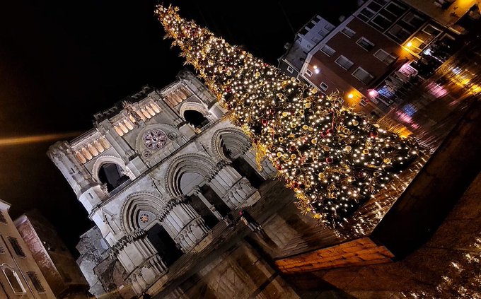 El árbol de navidad de la Plaza Mayor Cuenca, día más de adornos