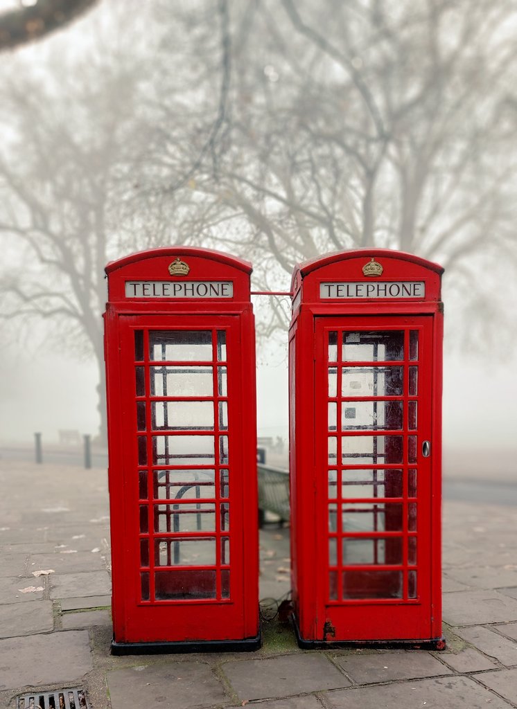 HELENLANGLEY3's tweet photo. #londonfog #fog #freezing #telephoneboxes #Richmond #richmondgreen #photography #photooftheday #creativity #creativityisgoodforthesoul #soulful #PositiveVibes #weekendvibes @bbcweather https://t.co/rHtfM0vlHd
