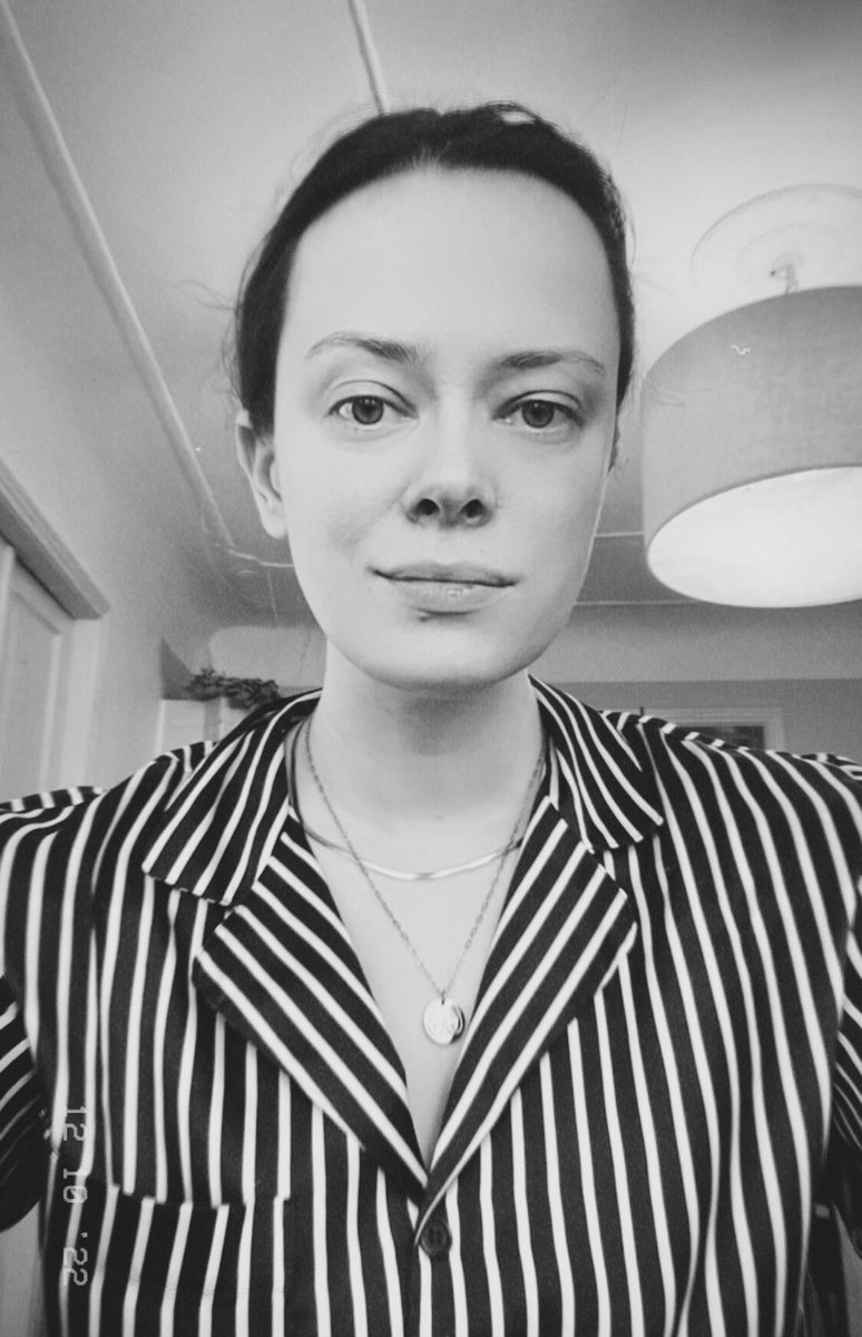 fooxoo's tweet photo. Selfijs no dīvāna. Ar lampu fonā, Ziemassvētku pidžamu, nu labi melnbaltā izskatās pēc cietumnieku formas. #selfijs https://t.co/f2tD4y5ZD5