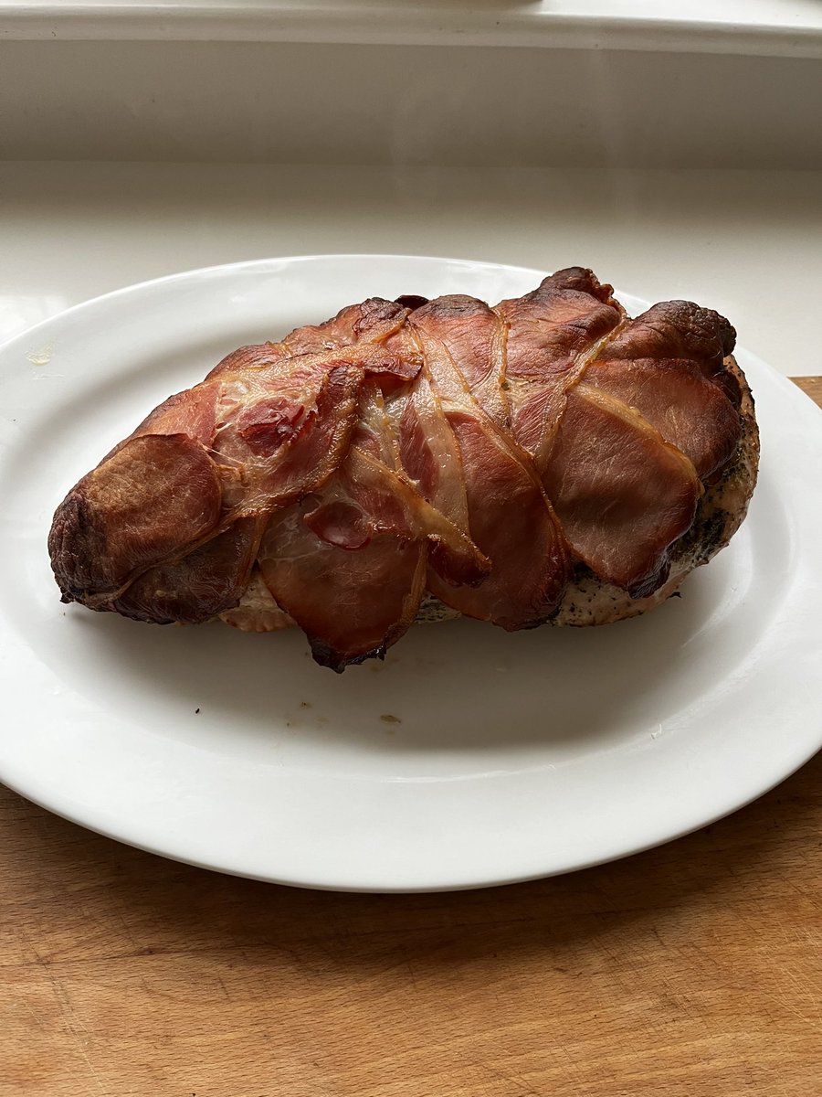 littlespabbq's tweet photo. Finished article.  3hrs at 180-190 on  Kamado Bono.   Skinless turkey roll, lathered in butter garlic and green herb, covered in bacon.  @thisgrilllife @kmadobono @UKBBQweek #BBQ https://t.co/W7sZdxPSM3