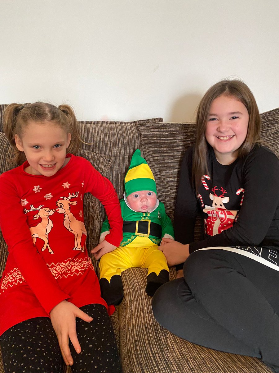 martinbrowne37's tweet image. How cute are these 3 📸💗💗

#Children #Christmas #MeetingSanta #littlebrother #bigsisters