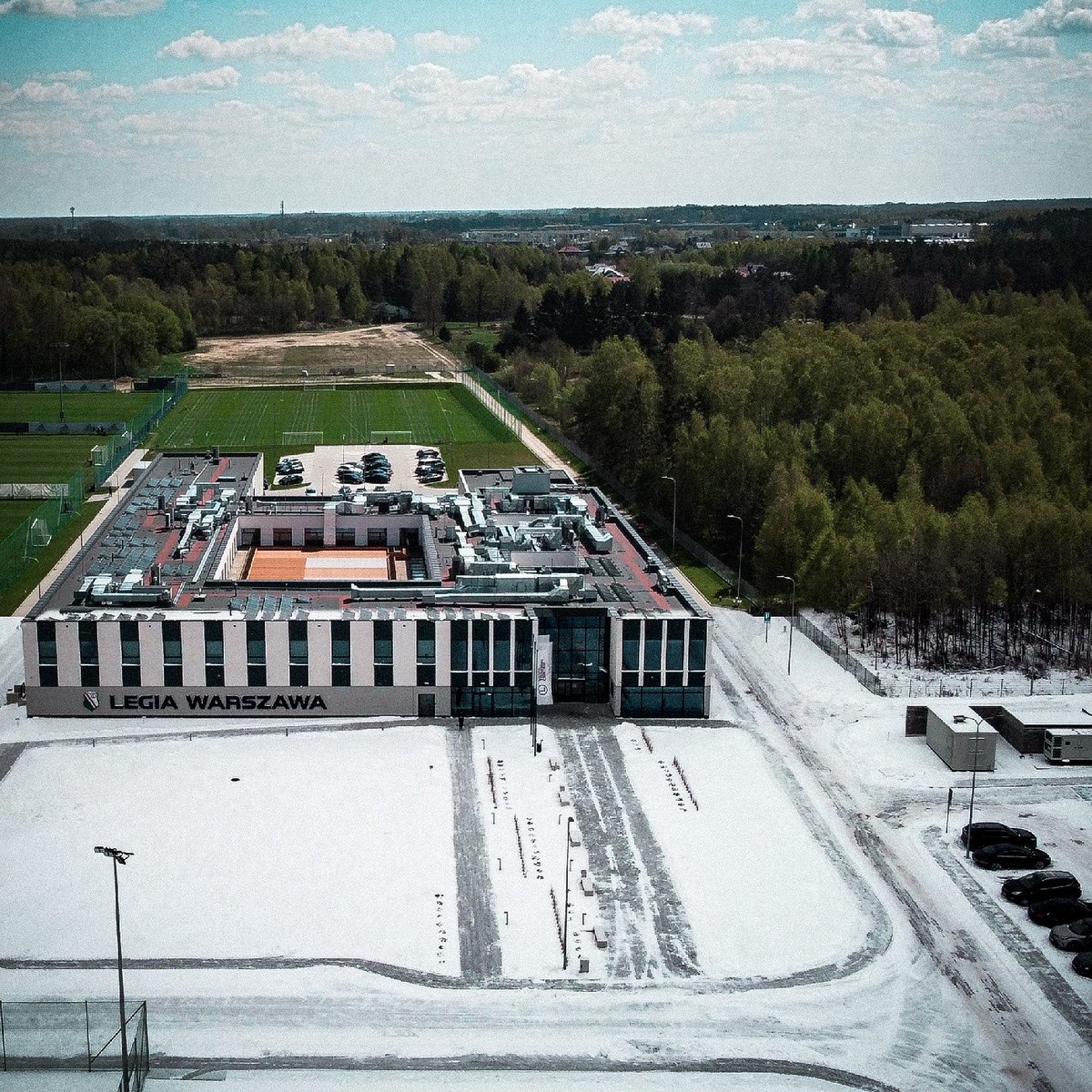 Tomasz_Saybook's tweet photo. 📸🚁 Zostało 99 dni do wiosny. 😁 ☀️🆚❄️ #LegiaTrainingCenter https://t.co/6E6ilFbjrD