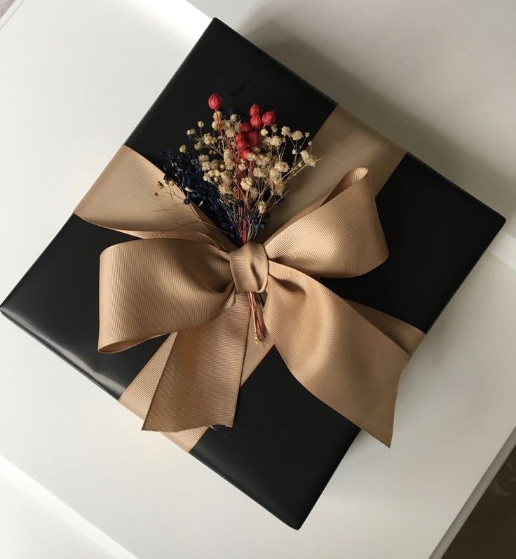 Teruntuk, <a href="/Defineskills/">𝐑𝐈𝐄𝐍.</a> &amp; <a href="/d_avidite/">‍ ‍ ‍‍ ‍ * 한수.‍ ‍ ‍‍ ‍</a> 

“Selamat atas pernikahan kalian. Semoga mendapat kehidupan yang bahagia. Di dalam kotak tersebut sudah kami siapkan tiket pesawat beserta voucher liburan akomodasi penuh ke Hawaii yang dapat kalian klaim kapanpun.”

Salam,
Keluarga Snyder