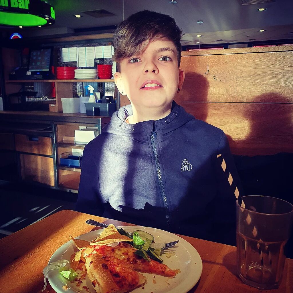 w3nsucks's tweet photo. Pizza and cinema with this young bloke. Nae a kid anymore. 🎉 https://t.co/6u6ZAEsWY2 https://t.co/DiL1agGRH4