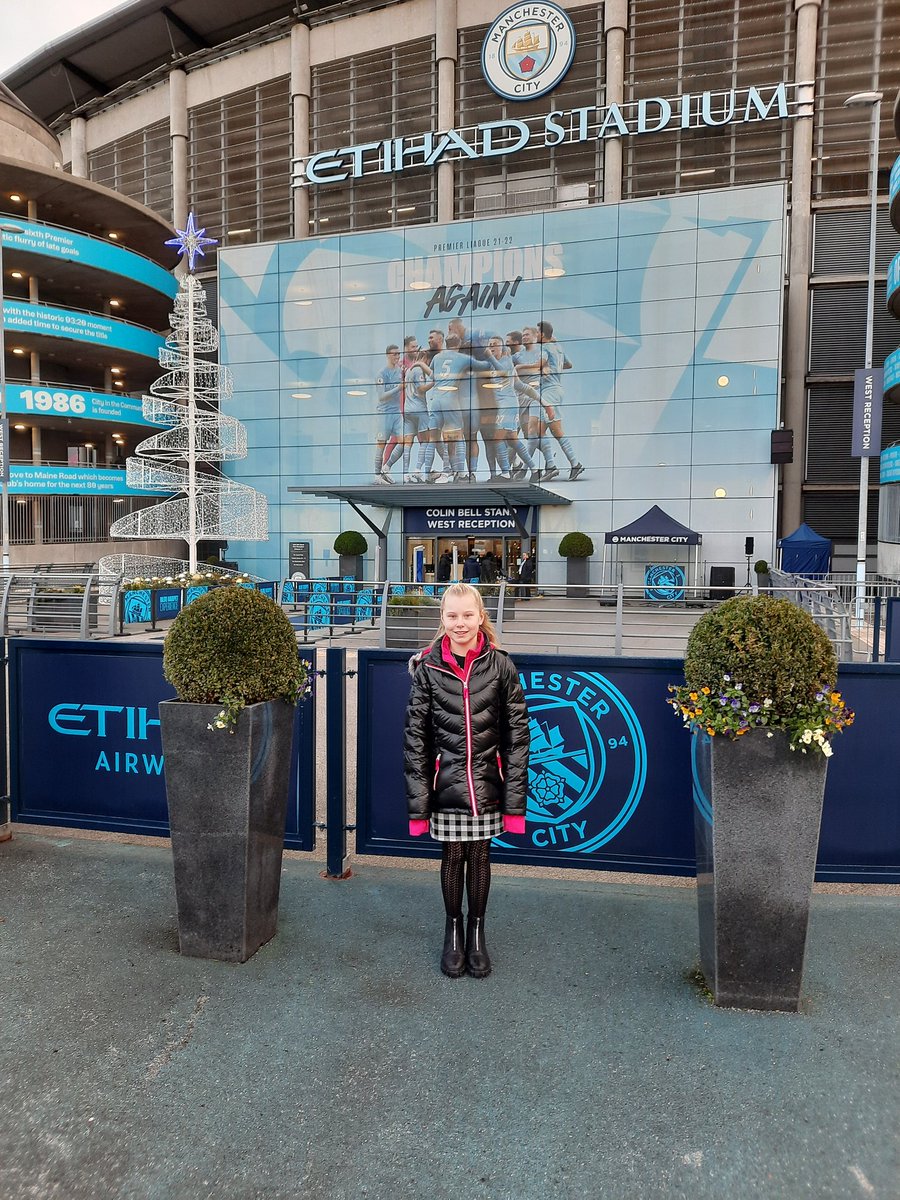 JoanneGorton7's tweet photo. Great day at the Etihad for the Womens Manchester Derby ⚽️ @ManCityWomen ..... Freya was made up she met one of her idols!! Thanks @lauren__hemp https://t.co/g46wb88dnK