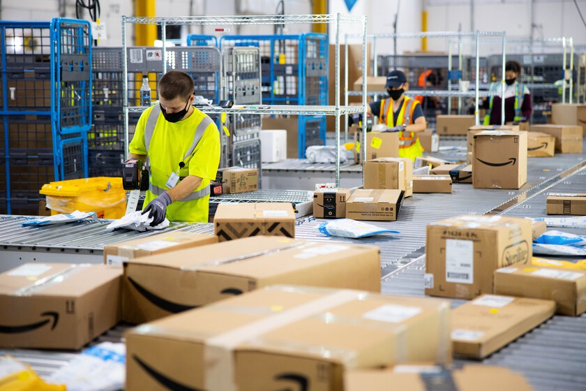 xataka's tweet photo. Amazon le ha declarado "la guerra" a los códigos de barras. Y ya tiene un plan para jubilarlos https://t.co/9TanylwESv https://t.co/AkWOi0N8KA