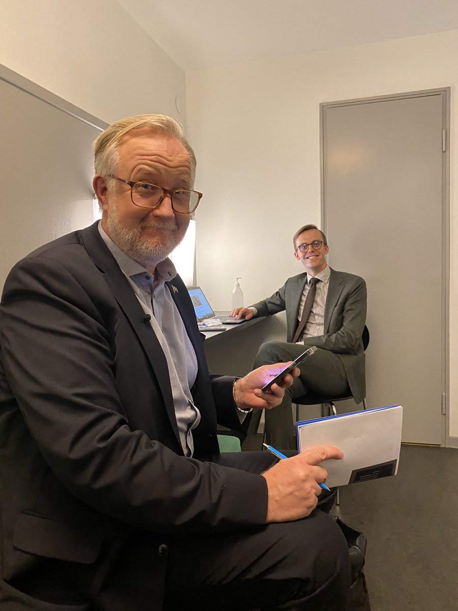 Två som laddar upp inför partiledardebatt. SVT 2 kl 20:00 📺