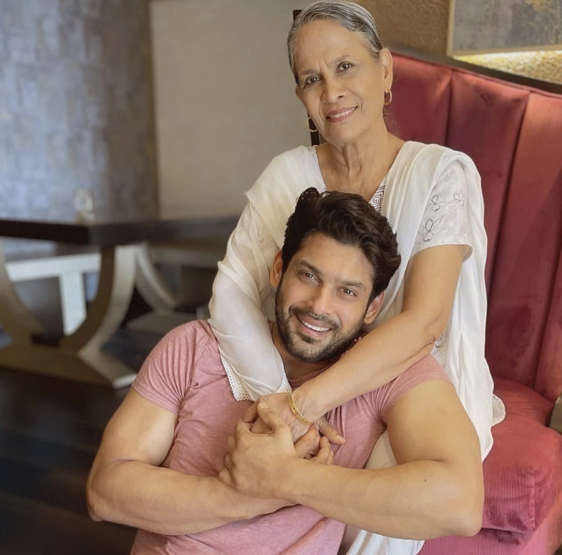 DarkesttttStorm's tweet photo. Him and his love for his Mother>>>>>>>

#HBDSidharthShukla https://t.co/It3IQW3htq