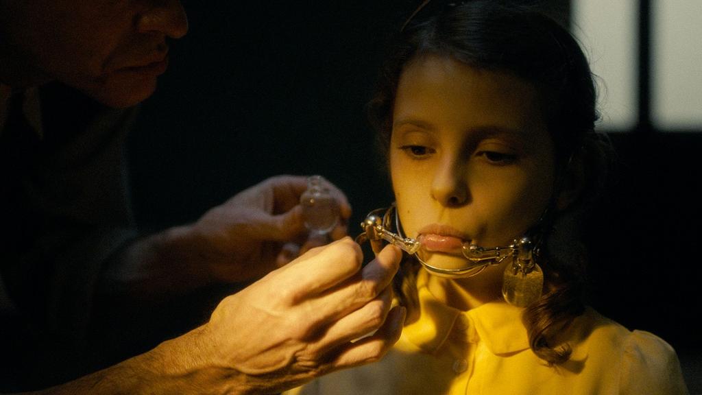 runningfreeprod's tweet photo. Avec #Earwig, Lucile Hadzihalilovic offre une vision nouvelle à son univers onirique en lui apportant une noirceur gothique et effrayante.

Une proposition forte et unique en son genre, dont certaines images risquent de marquer les esprits pendant un certain temps. #PIFFF2022 https://t.co/ghT8HyaKMI