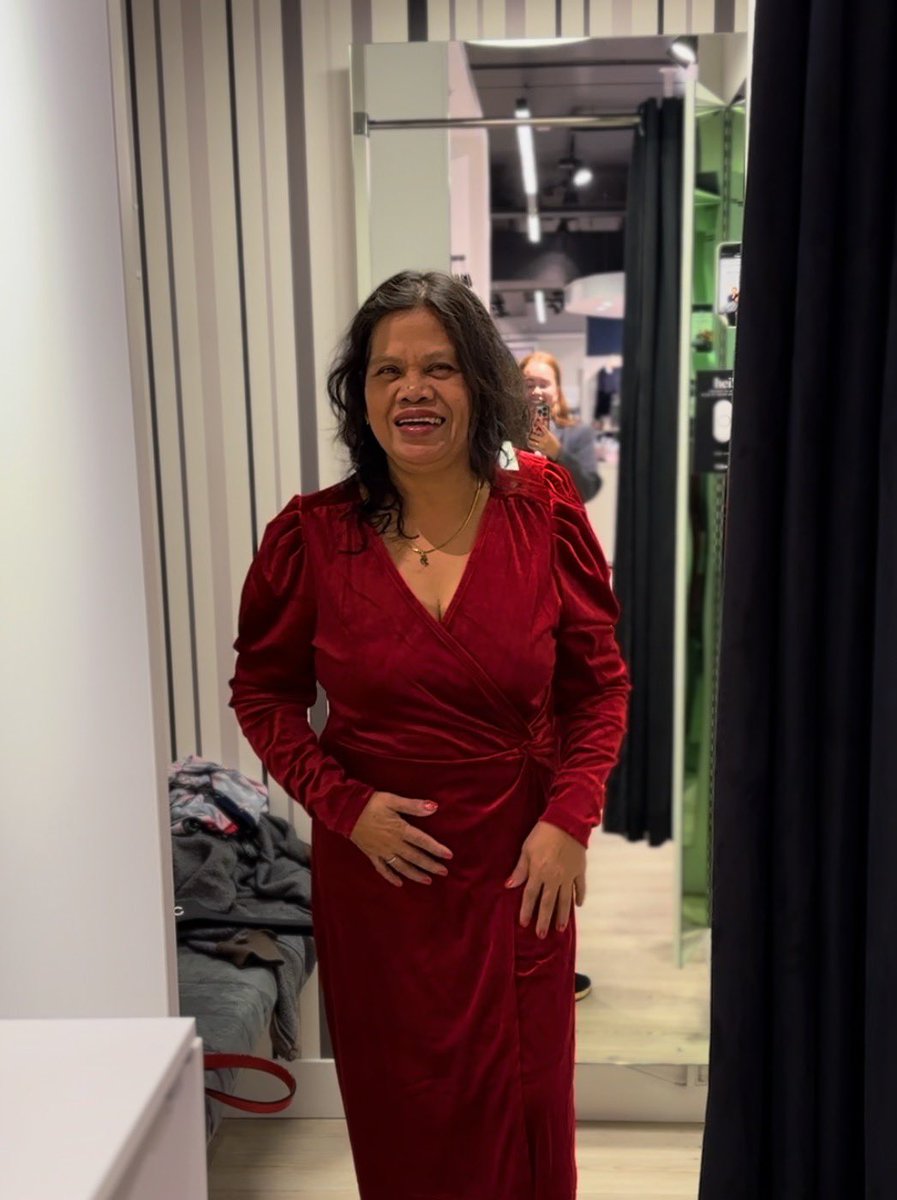 Bestemor var så gira på daten hun skulle på i dag også møtte han ikke opp 🥺 Hans tap, du skal lete lenge etter en sprekere og morsommere dame. Og se så fin i julekjolen sin🥹