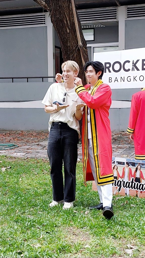 วันนี้รักกันดี หยุมกันนิดหน่อย 555555555  

ปล. ยินดีกับบัณฑิตด้วยนะครับ 😊

<a href="/Deachit_/">Decku_</a>  #decku_
#brightthanapon <a href="/apisuttimaitree/">bbrightnapon</a>