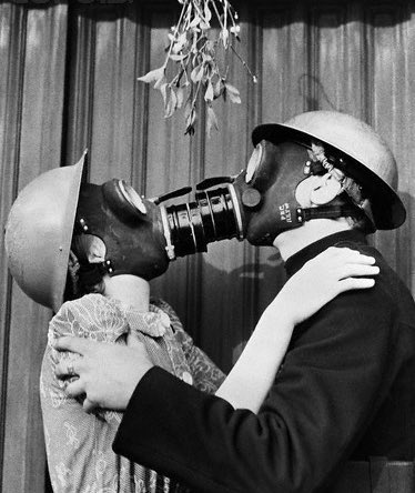 WhoresofYore's tweet photo. Couple under the mistletoe in 1940’s London. 

(Bettman Archive) https://t.co/jT3XIuQIPx