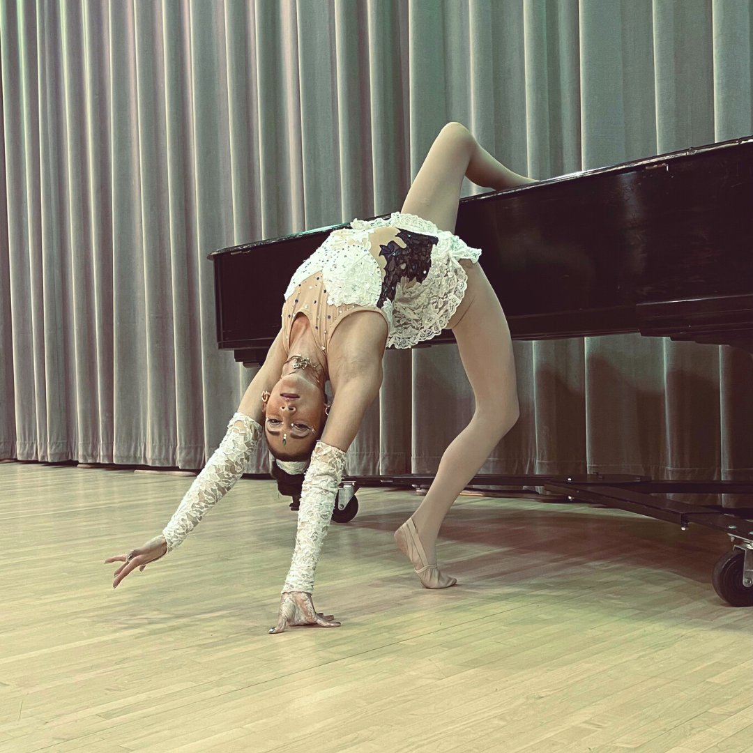 Most people would play the piano, but Elyse Vieni wanted to do something a little different... 🤸‍♀️
