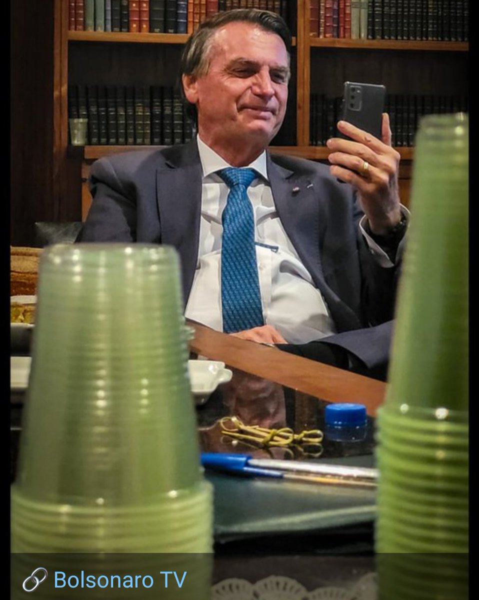 Vamos decifrar? O que vcs acha que ele quer dizer?