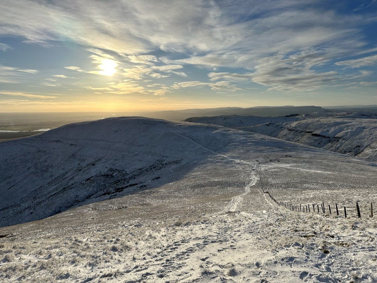 Amazing run around Ben Cleuch and a few of other summits, and even a new path (for me). Jaw droppingly gorgeous, Scotland knocking it out the park today. <a href="/VisitScotland/">VisitScotland</a> <a href="/walkingscotland/">Walking Scotland</a>