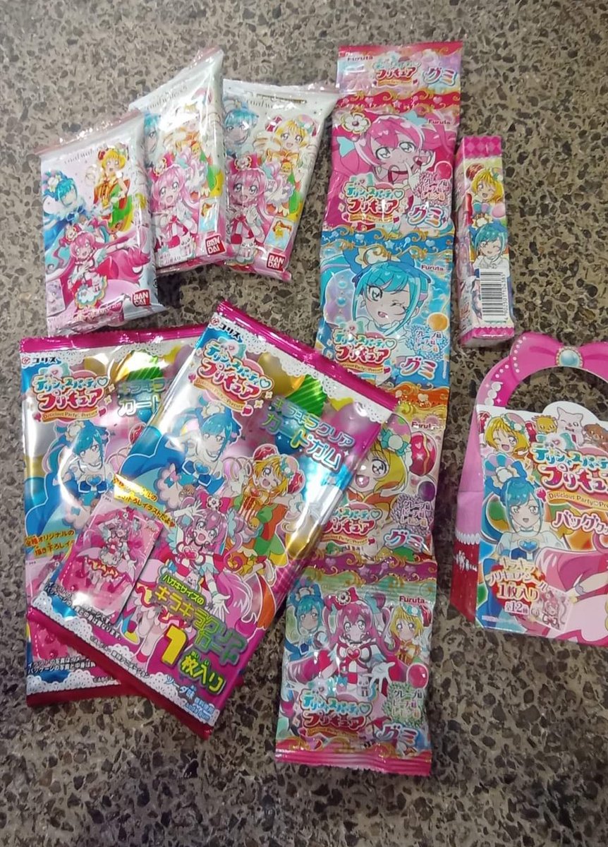 Il y a un mois j'était a la #JapanTouch 
Et j'ai trouvé ces petites merveilles de ma licence préféré : Precure !

Il s'agit de petites confiseries comme des gaufres, des bonbons, des cookies, des chocolats et même des chewing gum!