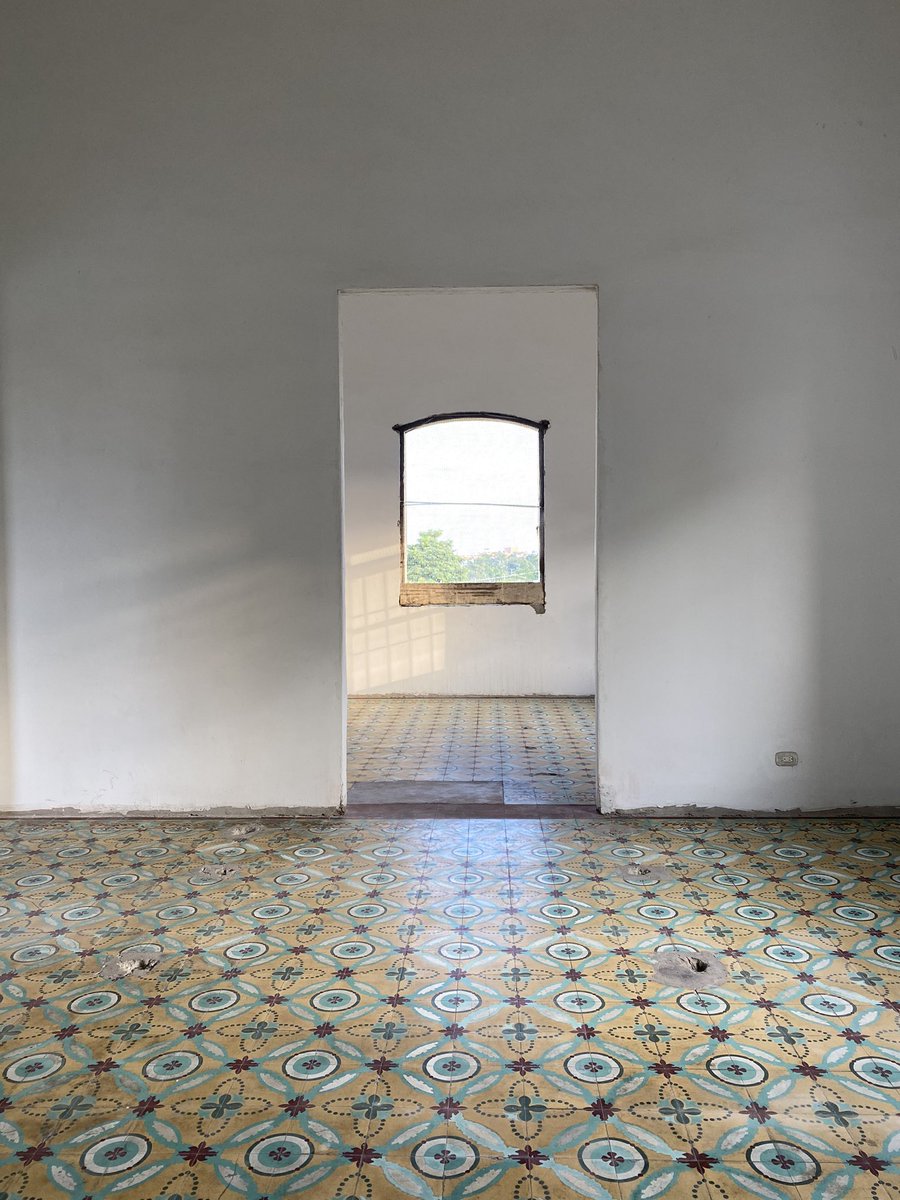 flashindesign's tweet photo. 📍Mansión Muvdi, Barranquilla 
¿Quién la conoce por dentro? La visitamos en 2019 en Foto Tour Baldosas con @MapukaUninorte y tres años después nos siguen fascinando sus espacios (aunque estén vacíos). https://t.co/eEmv6PFp7l