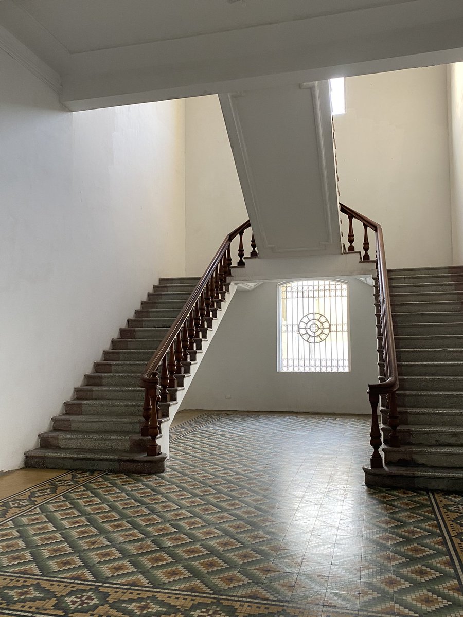 flashindesign's tweet photo. 📍Mansión Muvdi, Barranquilla 
¿Quién la conoce por dentro? La visitamos en 2019 en Foto Tour Baldosas con @MapukaUninorte y tres años después nos siguen fascinando sus espacios (aunque estén vacíos). https://t.co/eEmv6PFp7l