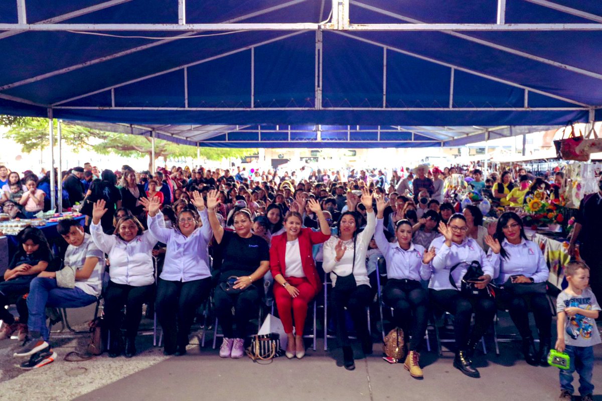 LorenaAlfaroG's tweet photo. En los #CEDECOM hemos capacitado e impulsado las habilidades de los irapuatenses con diversos talleres.
Con mucha felicidad reconocemos a los graduados 👩🏻🎓👨🏼🎓, y agradecemos a los maestros por concluir el programa 'Capacítate y Aligérate #ConPasoFirme'.
@DSIrapuato 👏🏻 https://t.co/WJfVCxYG47