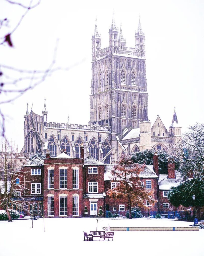 Snow glorious snow! And @gloucestercathedral in the middle of it ❄️❄️❄️❄️

#glshooters #igersglos #lovegloucestershire #soglos #visitgloucester #gloucestershiregems #cathedral #snow #gloucester #gloucestercathedral instagr.am/p/CmCTREHNYbS/