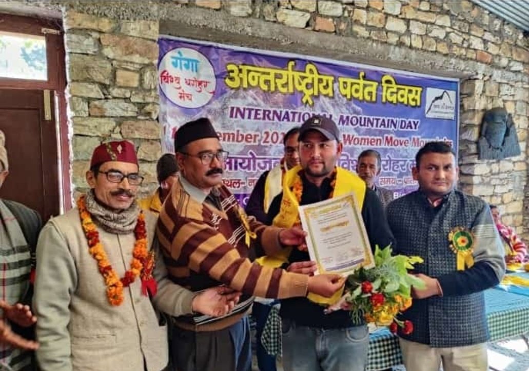 Doditallake's tweet photo. असीगंगाघाटी के कफलौं में पर्वतीय क्षेत्रों के विकास पर संवाद के दृष्टिकोण से अन्तर्राष्ट्रीय पर्वत दिवस पर इस वर्ष की थीम वूमेन मूव माउंटेन्स विषय पर संगोष्ठी आयोजित की गई वक्ताओं ने कहा कि पर्वतीय क्षेत्रों में पर्यावरण संरक्षण और  और आर्थिक विकास में महिलाओं का विशेष योगदान है https://t.co/uE6hpAyXop