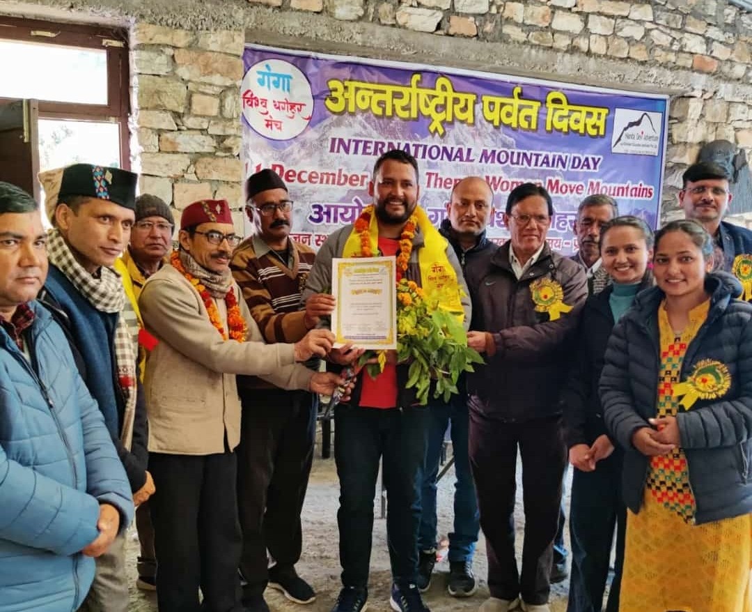 Doditallake's tweet photo. असीगंगाघाटी के कफलौं में पर्वतीय क्षेत्रों के विकास पर संवाद के दृष्टिकोण से अन्तर्राष्ट्रीय पर्वत दिवस पर इस वर्ष की थीम वूमेन मूव माउंटेन्स विषय पर संगोष्ठी आयोजित की गई वक्ताओं ने कहा कि पर्वतीय क्षेत्रों में पर्यावरण संरक्षण और  और आर्थिक विकास में महिलाओं का विशेष योगदान है https://t.co/uE6hpAyXop