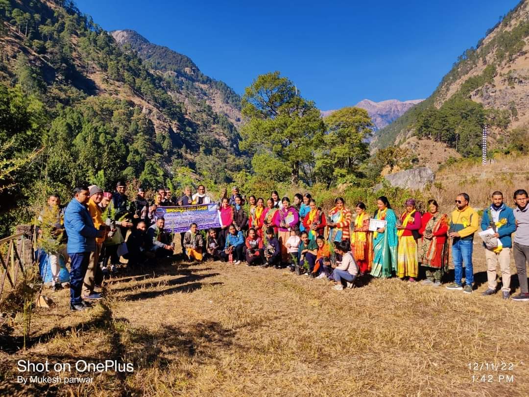 Doditallake's tweet photo. असीगंगाघाटी के कफलौं में पर्वतीय क्षेत्रों के विकास पर संवाद के दृष्टिकोण से अन्तर्राष्ट्रीय पर्वत दिवस पर इस वर्ष की थीम वूमेन मूव माउंटेन्स विषय पर संगोष्ठी आयोजित की गई वक्ताओं ने कहा कि पर्वतीय क्षेत्रों में पर्यावरण संरक्षण और  और आर्थिक विकास में महिलाओं का विशेष योगदान है https://t.co/uE6hpAyXop