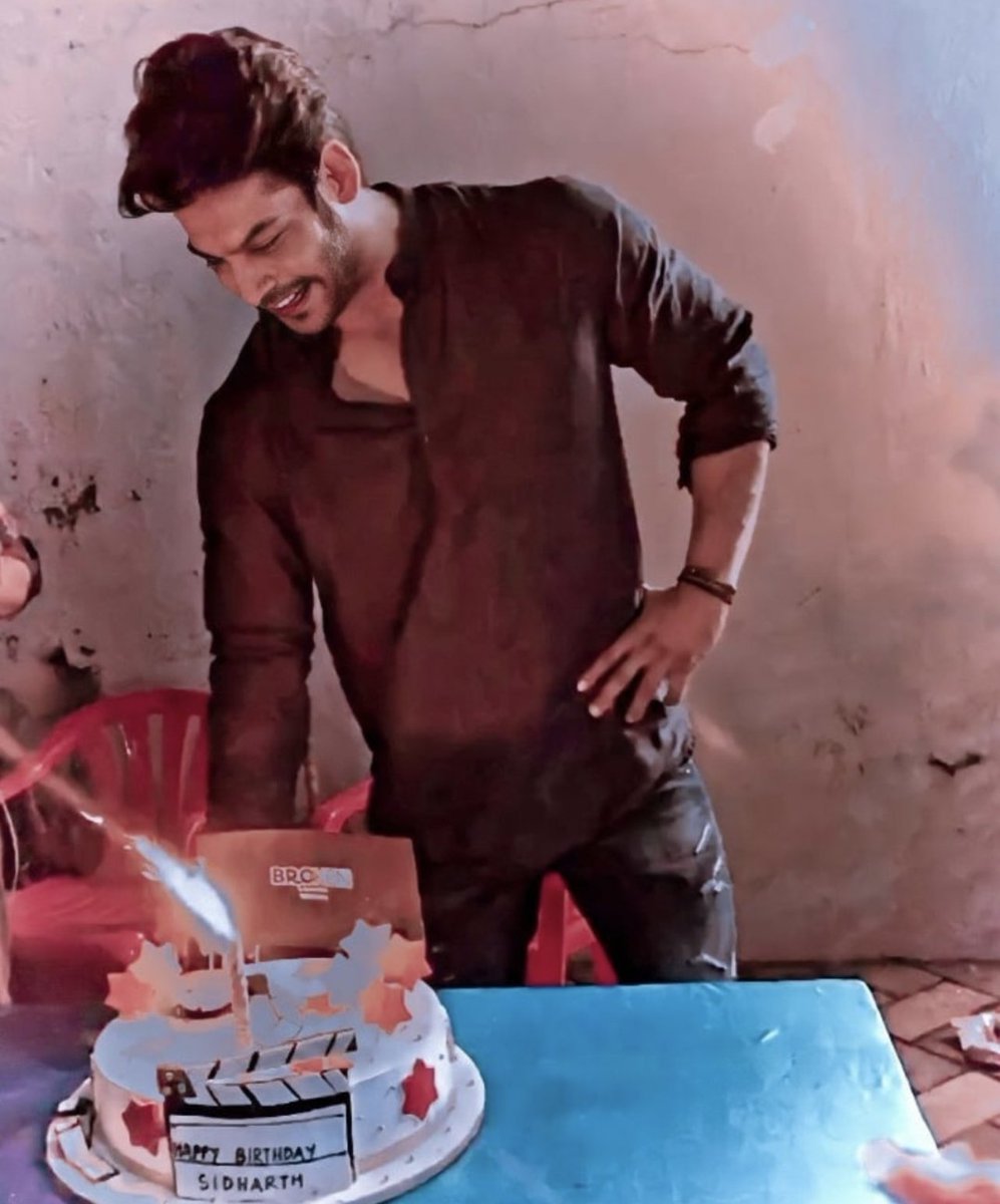 im_aishaaa's tweet photo. Remember we were all super excited for him to go home jaldi jaldi, &amp; celebrate his birthday with his family &amp; Shehnaaz.🥺🤍

#HBDSidharthShukla https://t.co/MUa8scWc2T