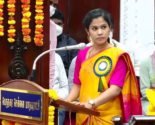 skpkaruna's tweet photo. இப்போ சொகுசா உட்கார்ந்துட்டு புயலுக்கு Speed Data போட்டுட்டு இருக்கீங்களே!போன வருஷம் வரை சென்னைக்கு புயல் வரப் போகுதுன்னு தெரிந்தாலே பதறிகிட்டு உங்க கார்களை எல்லாம் கொண்டு போய் மேம்பாலங்களில் நிறுத்தியதெல்லாம் மறந்து போச்சா மேன்! நீங்கல்லாம் மனுசனுங்கதானே? https://t.co/mqsUApbsEh