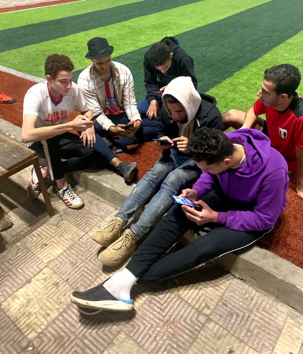 اللعب واقف ليه يرجاله ؟ 
- ٥ دقايق هنخلص الكويز ونكمل لعب