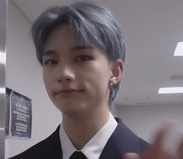hjinsmiles's tweet photo. hyunjin when he :] https://t.co/5PbufpfSu7